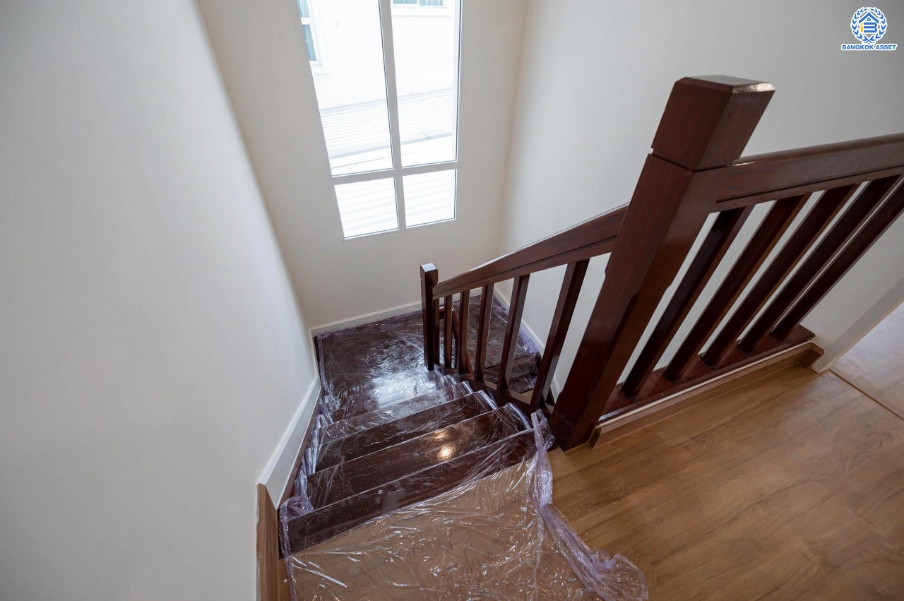 บ้านมือสองตกแต่งใหม่ โครงการ ชวนชื่น กรีนบาวด์ เนื้อที่ 54 ตร.ว. ฟังก์ชัน 3 ห้องนอน 3 ห้องน้ำ 1 ห้องอเนกประสงค์ จอดรถได้ 2 คัน บรรยากาศเงียบสงบเป็นส่วนตัว สิ่งอำนวยความสะดวกมากมาย! บนทำเลศักยภาพ หน้าโครงการติดถนนใหญ่ ใกล้จุดขึ้นทางด่วน "ศรีสมาน"